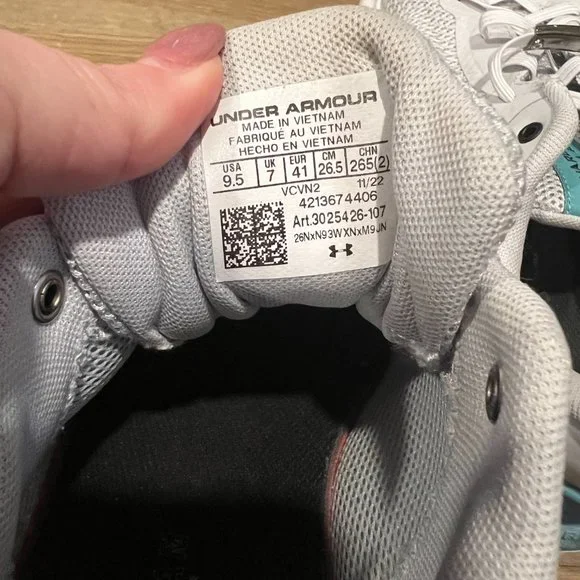 Under Armour Escape Shoes in Size 9.5 - Picture 8 of 8